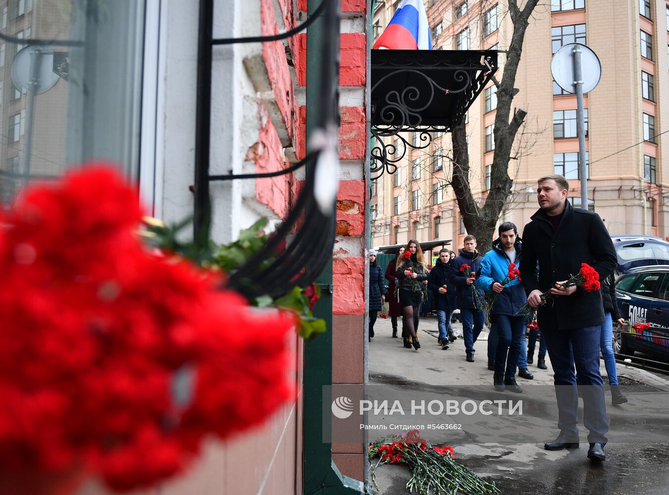 Цветы в память о погибших в ТЦ «Зимняя вишня»