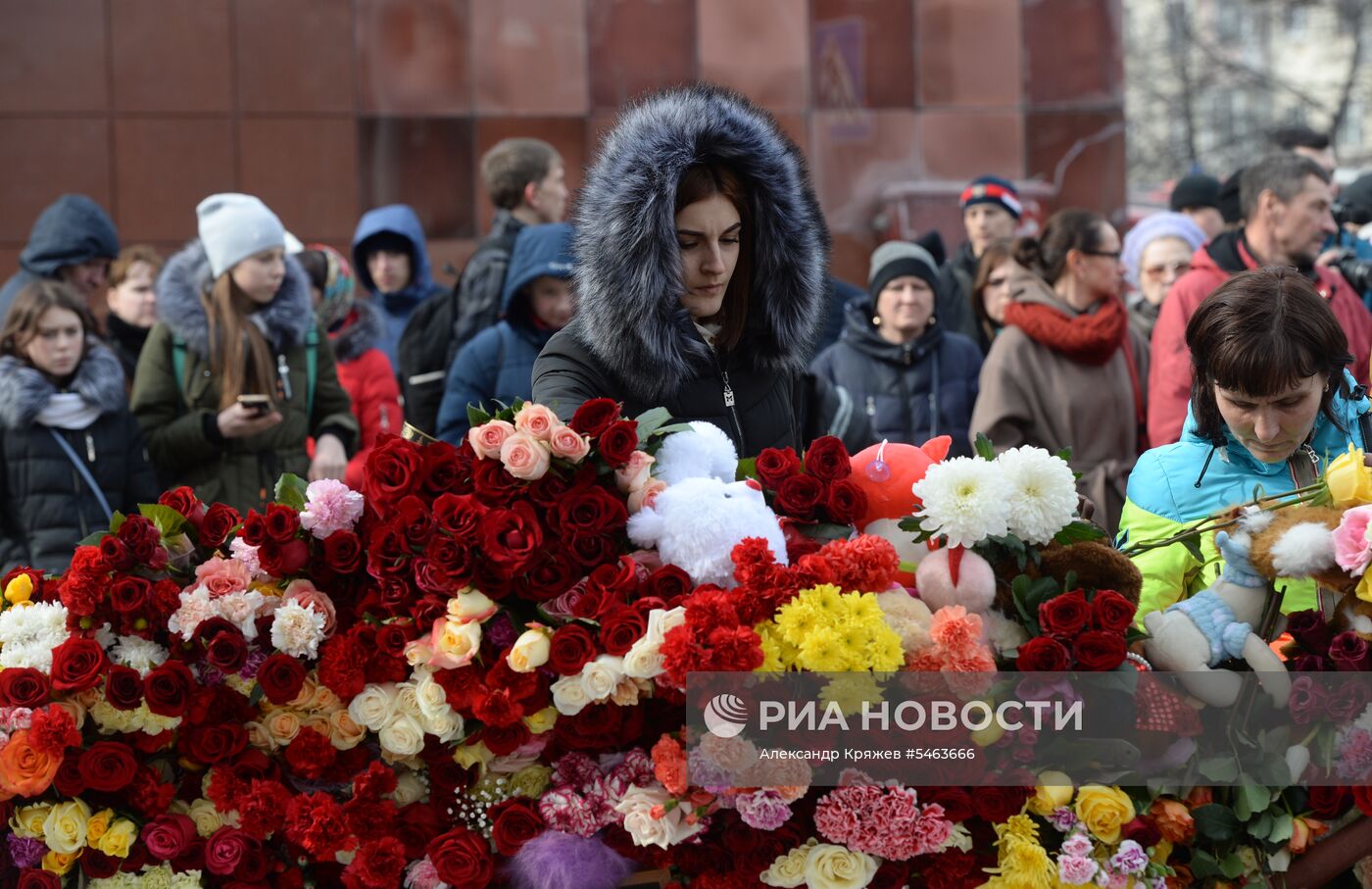 Цветы в память о погибших в ТЦ «Зимняя вишня»