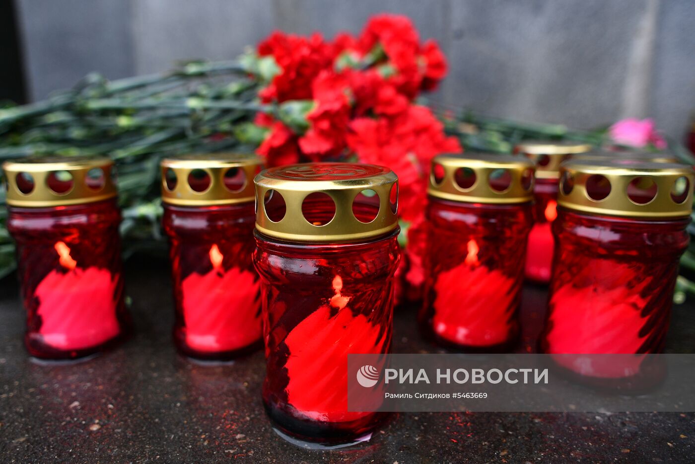 Цветы в память о погибших в ТЦ «Зимняя вишня»