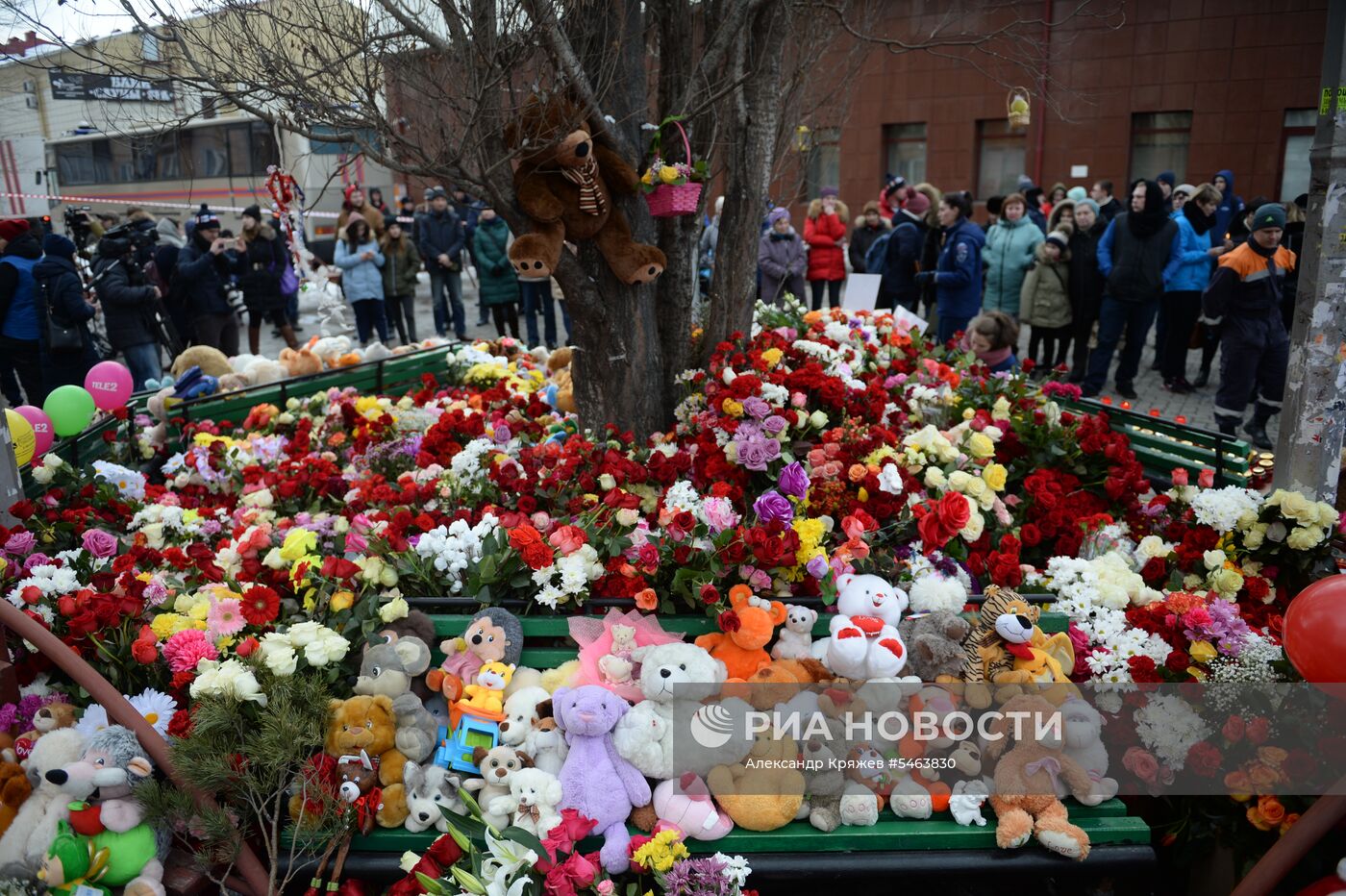 Цветы в память о погибших в ТЦ «Зимняя вишня»