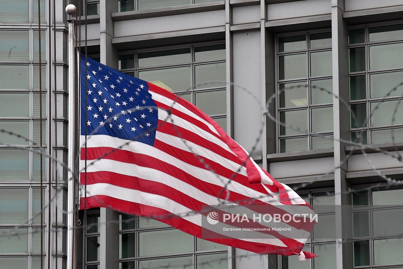 США высылает российских дипломатов из страны