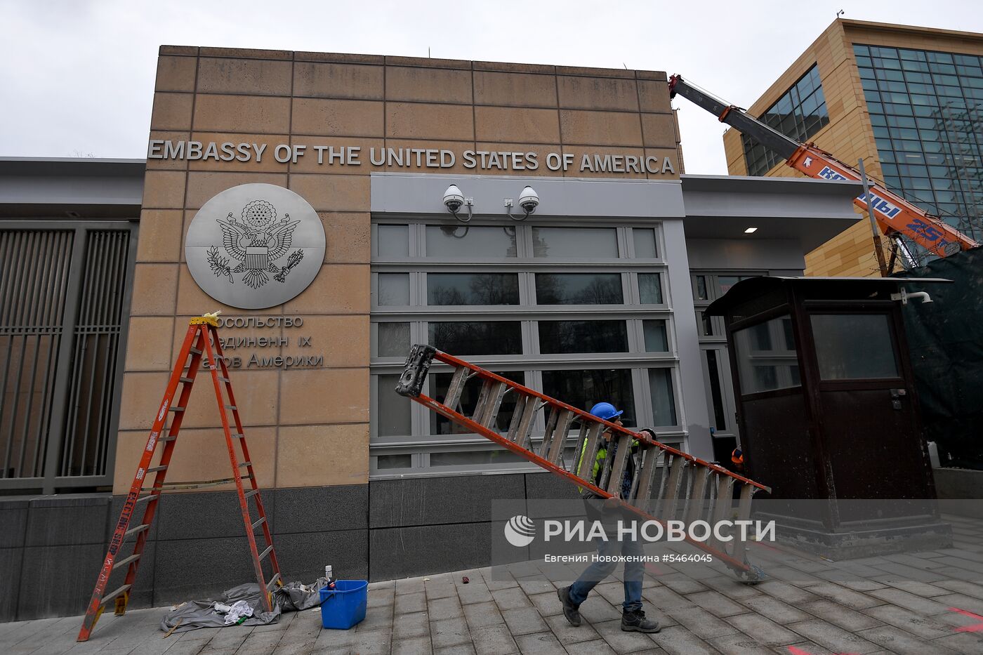 США высылает российских дипломатов из страны