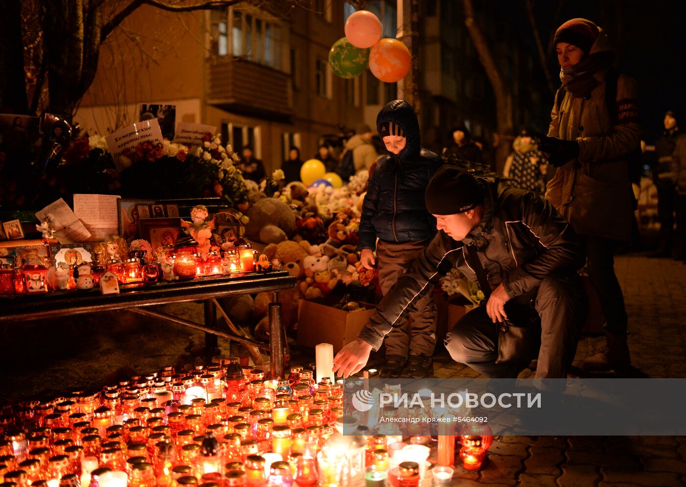 Цветы в память о погибших в ТЦ «Зимняя вишня»