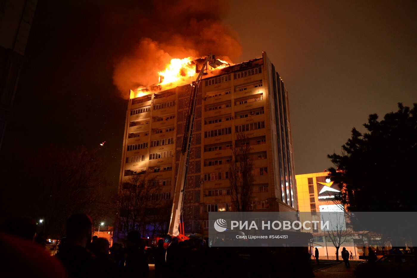 Пожар на крыше жилого дома