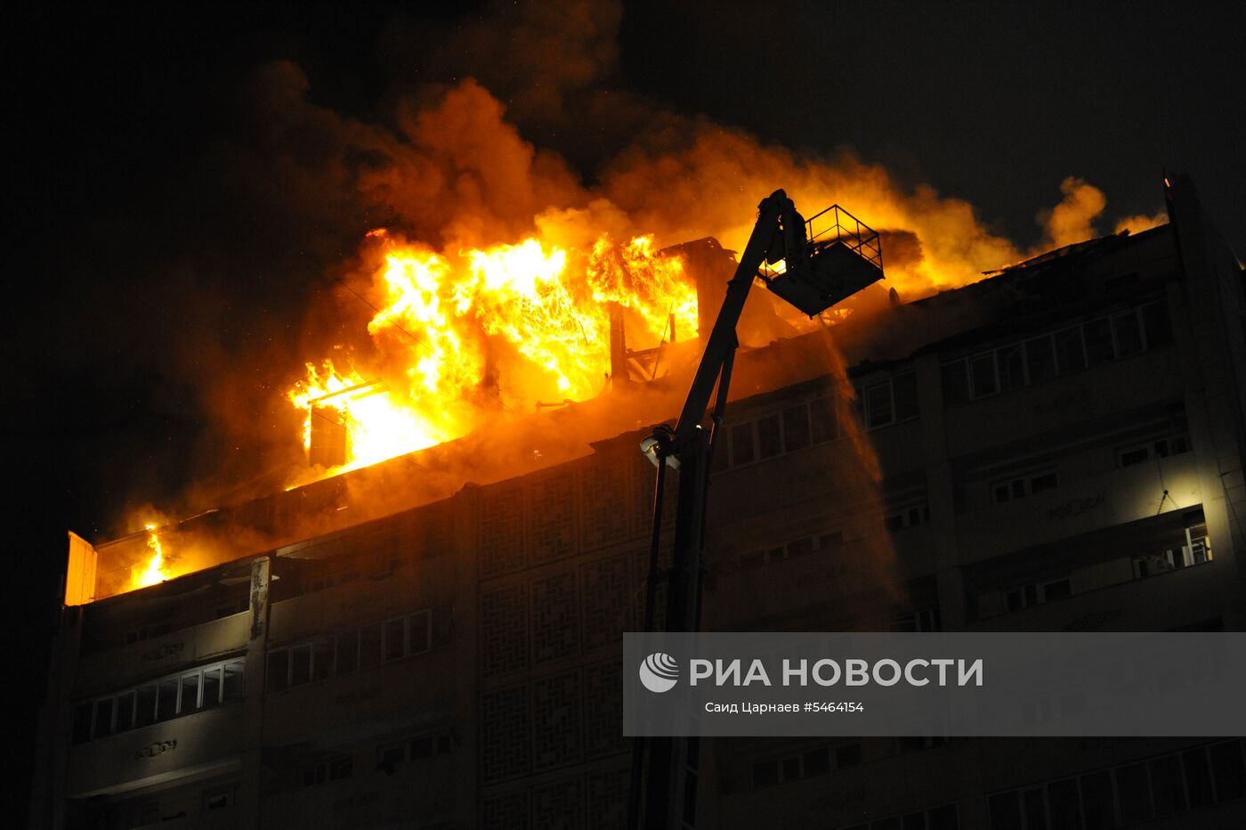 Пожар на крыше жилого дома