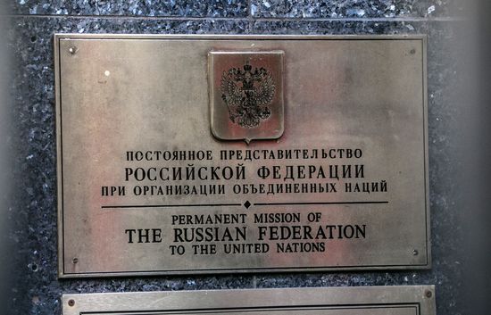 США высылает российских дипломатов из страны
