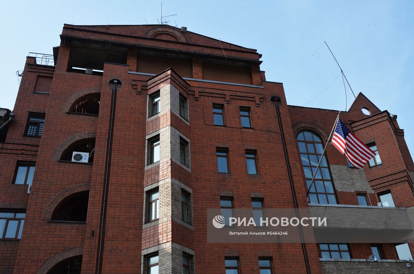 США высылает российских дипломатов из страны