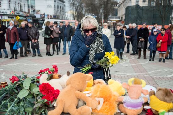 Акции в память о погибших при пожаре в ТЦ "Зимняя вишня"