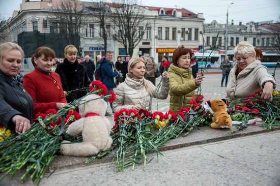 Акции в память о погибших при пожаре в ТЦ "Зимняя вишня"