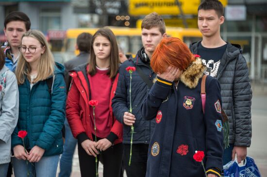 Акции в память о погибших при пожаре в ТЦ "Зимняя вишня"