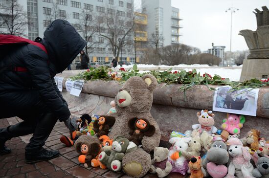 Акции в память о погибших при пожаре в ТЦ "Зимняя вишня"