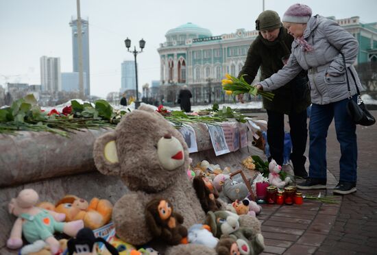 Акции в память о погибших при пожаре в ТЦ "Зимняя вишня"