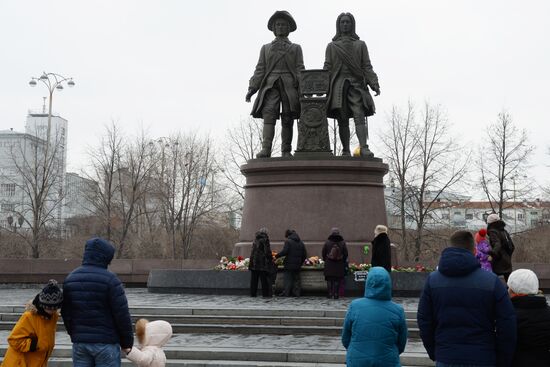 Акции в память о погибших при пожаре в ТЦ "Зимняя вишня"