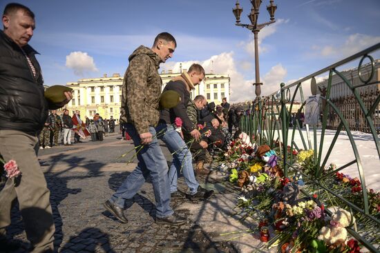 Акции в память о погибших при пожаре в ТЦ "Зимняя вишня"