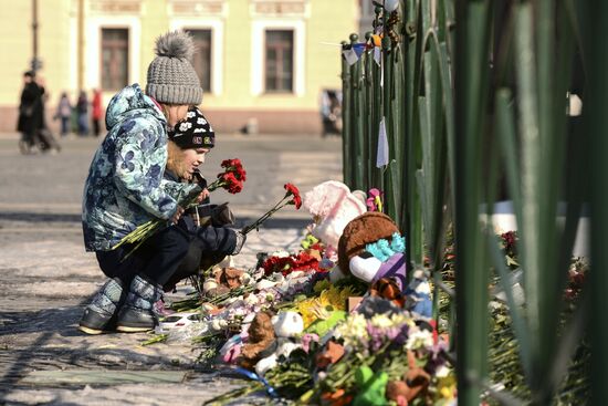 Акции в память о погибших при пожаре в ТЦ "Зимняя вишня"