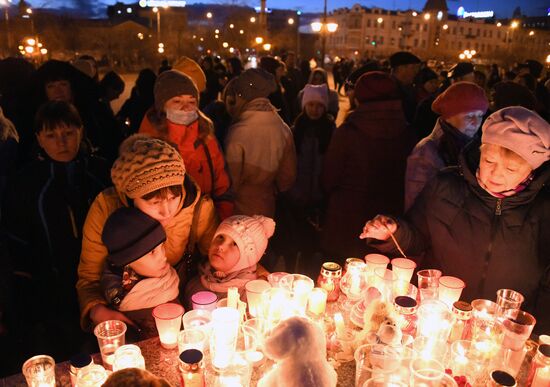 Акции в память о погибших при пожаре в ТЦ "Зимняя вишня"