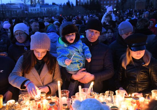 Акции в память о погибших при пожаре в ТЦ "Зимняя вишня"