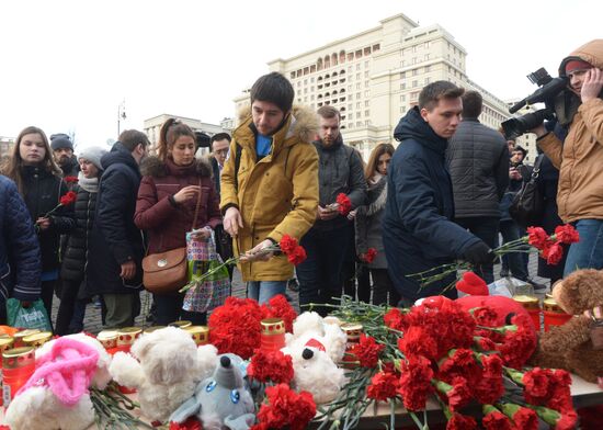 Акции в память о погибших при пожаре в ТЦ "Зимняя вишня"