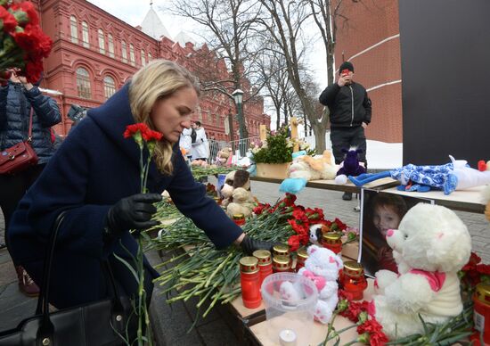 Акции в память о погибших при пожаре в ТЦ "Зимняя вишня"