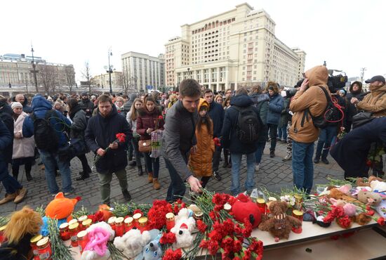 Акции в память о погибших при пожаре в ТЦ "Зимняя вишня"