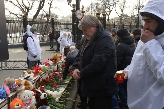 Акции в память о погибших при пожаре в ТЦ "Зимняя вишня"