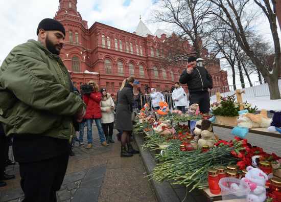 Акции в память о погибших при пожаре в ТЦ "Зимняя вишня"