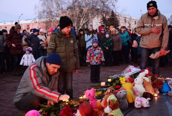 Акции в память о погибших при пожаре в ТЦ "Зимняя вишня"