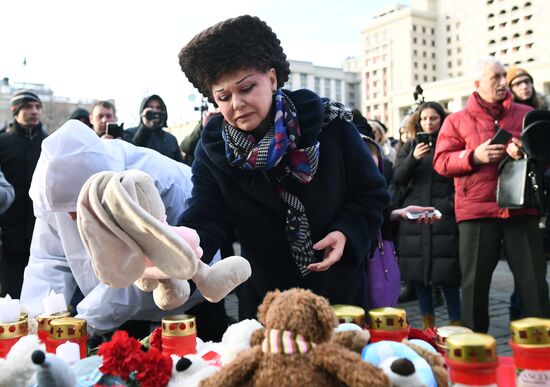 Акции в память о погибших при пожаре в ТЦ "Зимняя вишня"