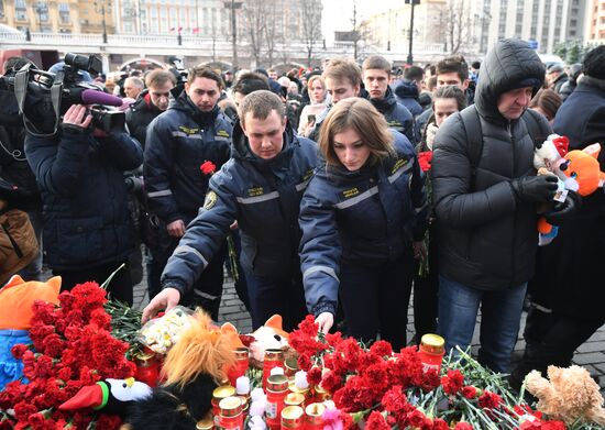 Акции в память о погибших при пожаре в ТЦ "Зимняя вишня"