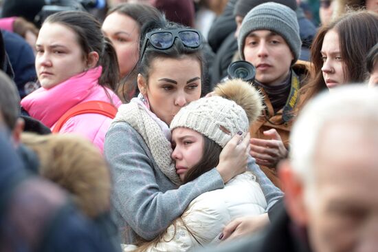 Акции в память о погибших при пожаре в ТЦ "Зимняя вишня"