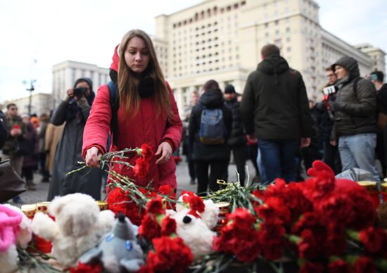 Акции в память о погибших при пожаре в ТЦ "Зимняя вишня"