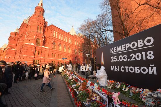 Акции в память о погибших при пожаре в ТЦ "Зимняя вишня"