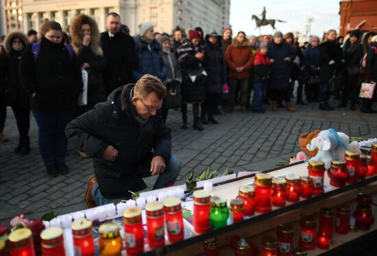 Акции в память о погибших при пожаре в ТЦ "Зимняя вишня"