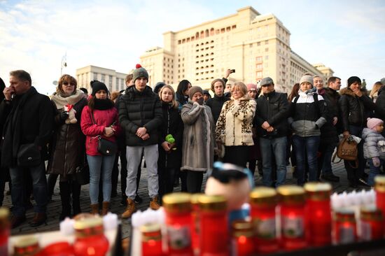 Акции в память о погибших при пожаре в ТЦ "Зимняя вишня"