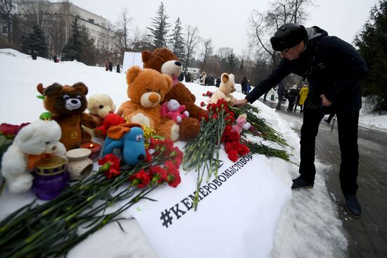 Акции в память о погибших при пожаре в ТЦ "Зимняя вишня"