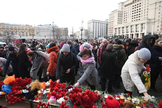 Акции в память о погибших при пожаре в ТЦ "Зимняя вишня"