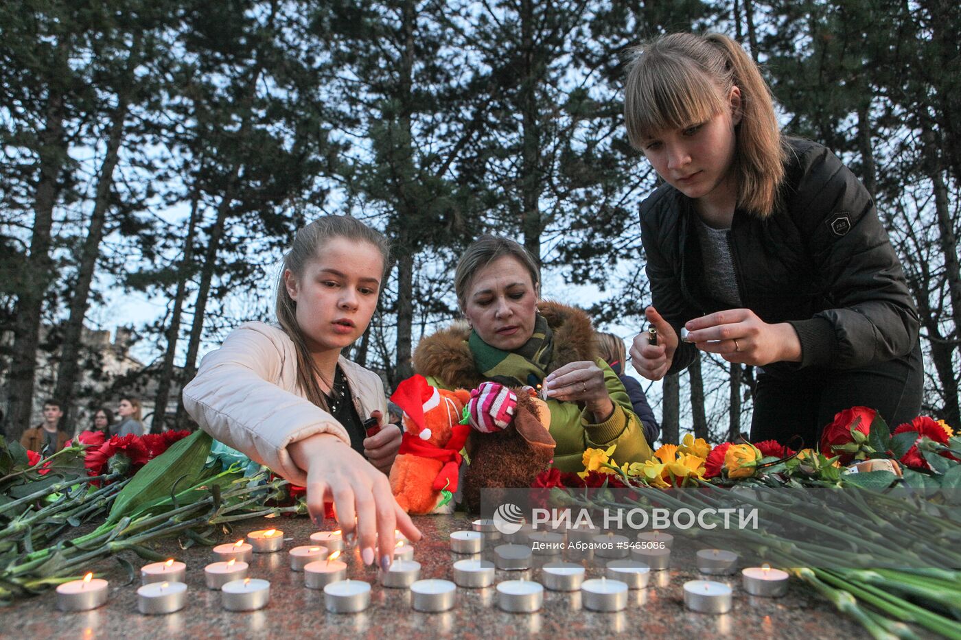 Акции в память о погибших при пожаре в ТЦ "Зимняя вишня"