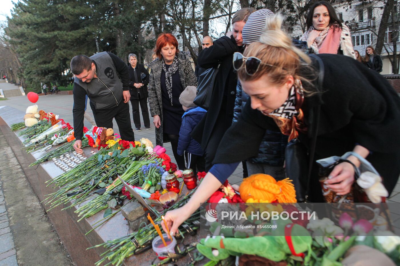 Акции в память о погибших при пожаре в ТЦ "Зимняя вишня"