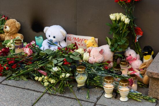 Акции в память о погибших при пожаре в ТЦ "Зимняя вишня"