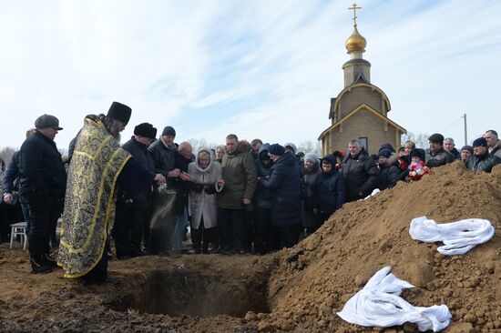 Прощание с погибшими при пожаре в торговом центре в Кемерово