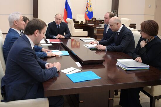 Президент РФ В. Путин провел совещание по экономическим вопросам