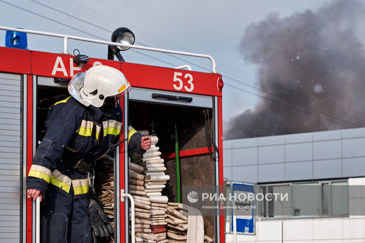Пожар в автомобильном салоне в Санкт-Петербурге
