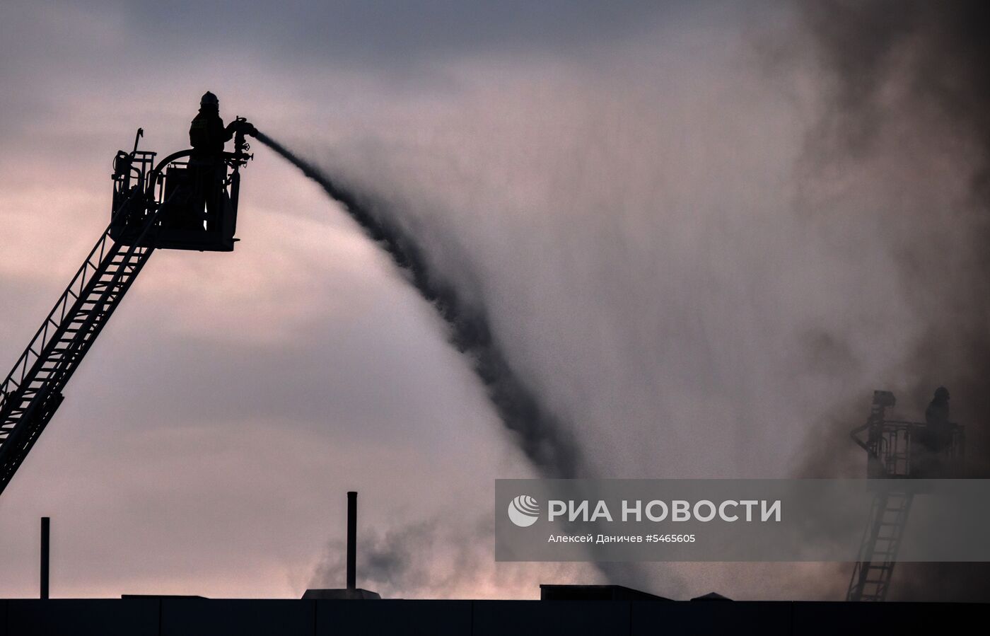 Пожар в автомобильном салоне в Санкт-Петербурге