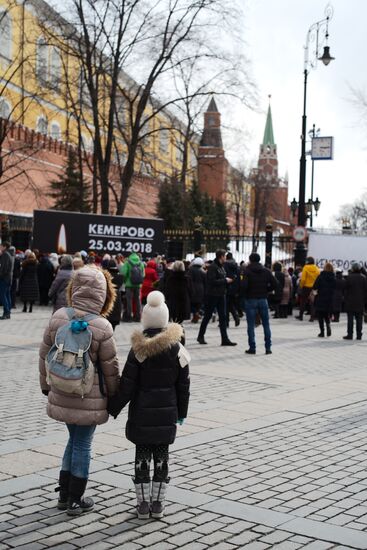 Акции в память о погибших при пожаре в ТЦ "Зимняя вишня"