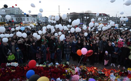 Акции в память о погибших при пожаре в ТЦ "Зимняя вишня"