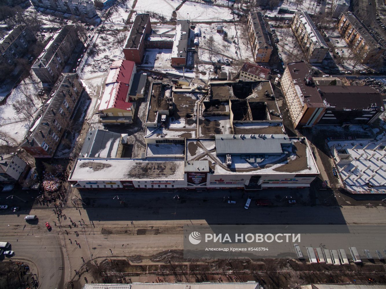 Цветы у ТЦ «Зимняя вишня» в Кемерово