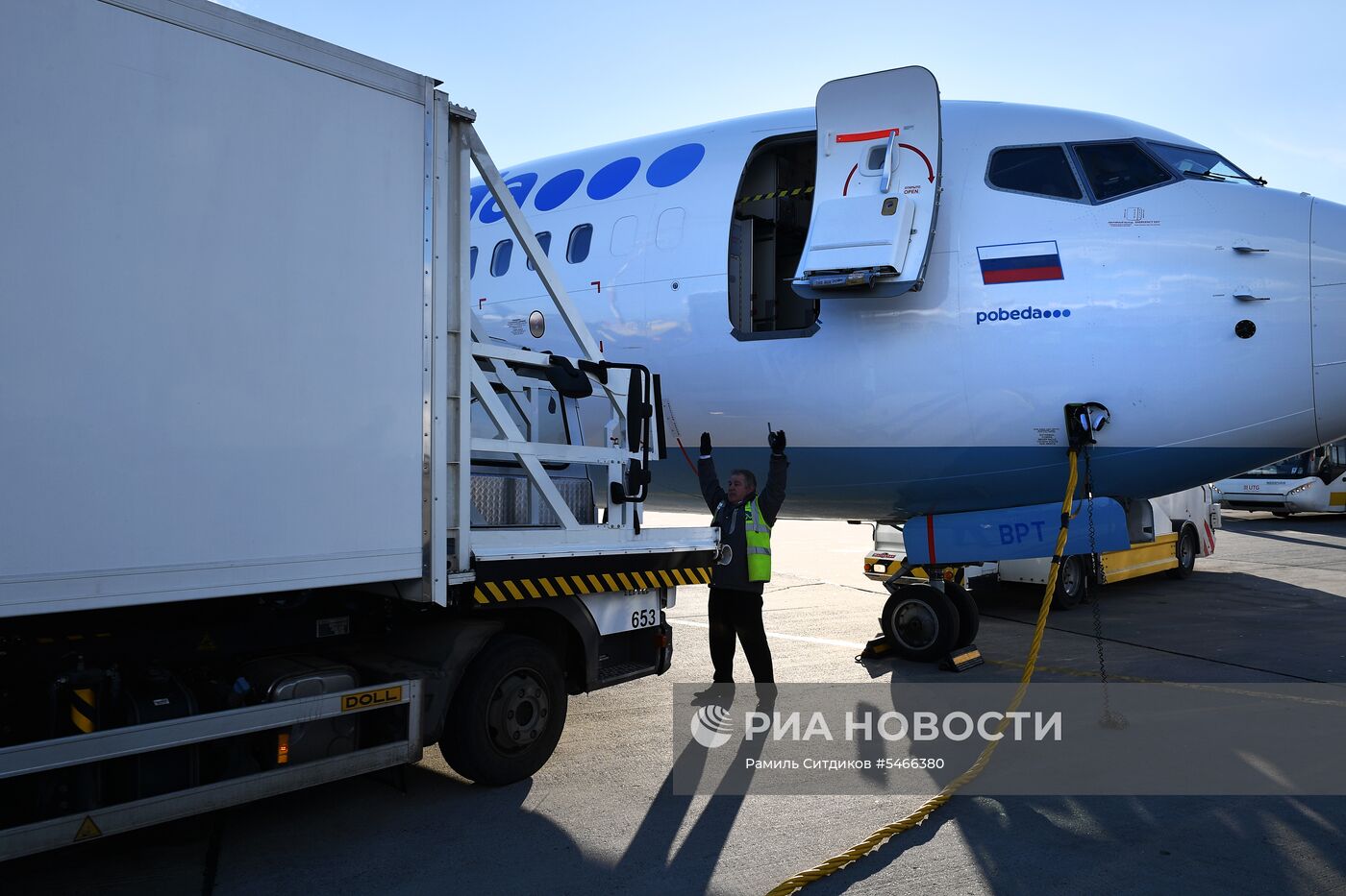Обслуживание самолета авиакомпании «Победа» в аэропорту Внуково