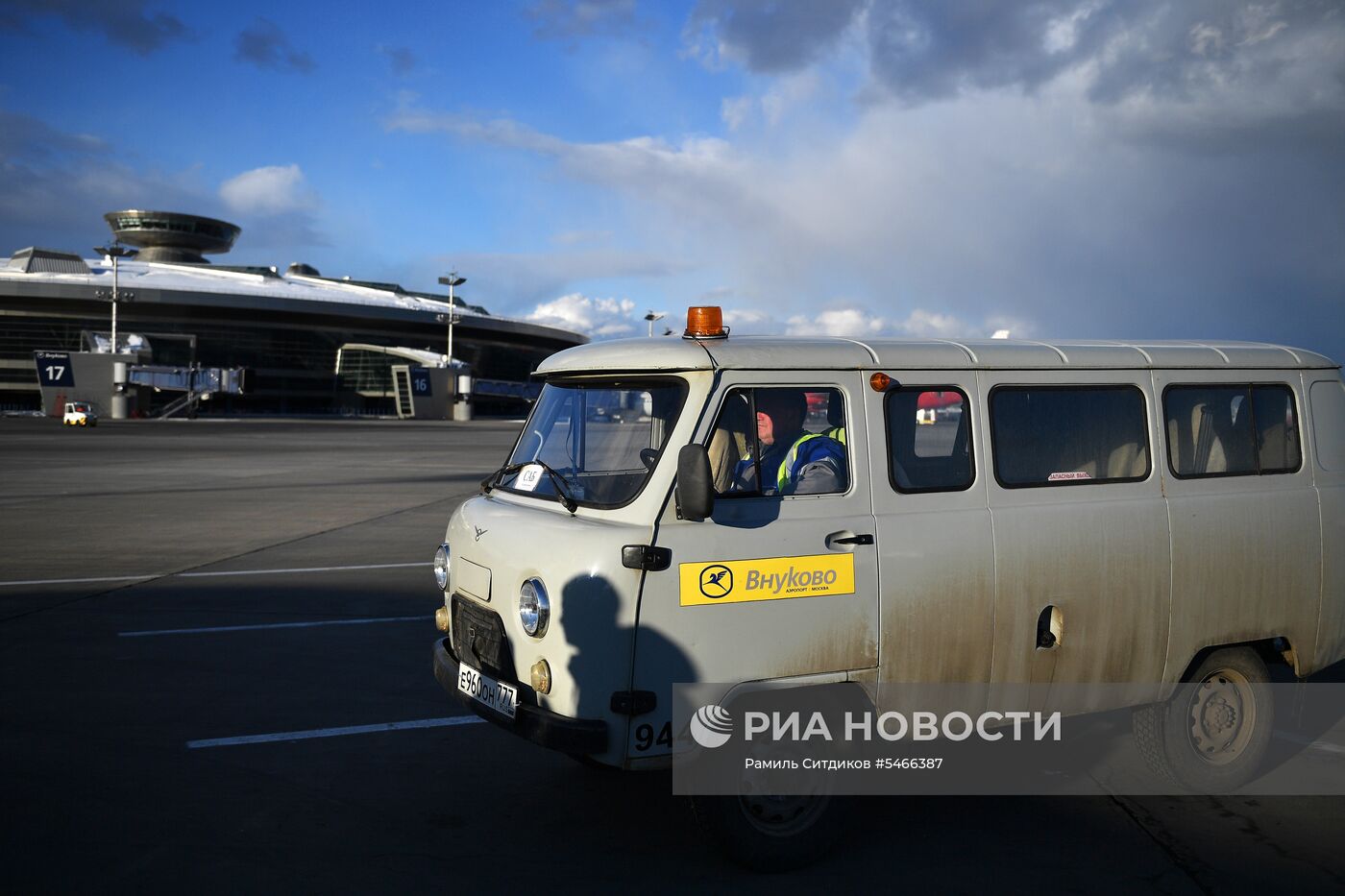Обслуживание самолета авиакомпании «Победа» в аэропорту Внуково