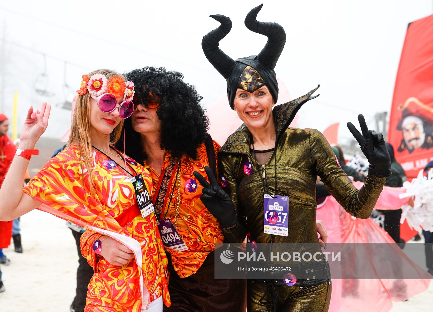 Спуск с горы в карнавальных костюмах на фестивале BoogelWoogel-2018 в Сочи