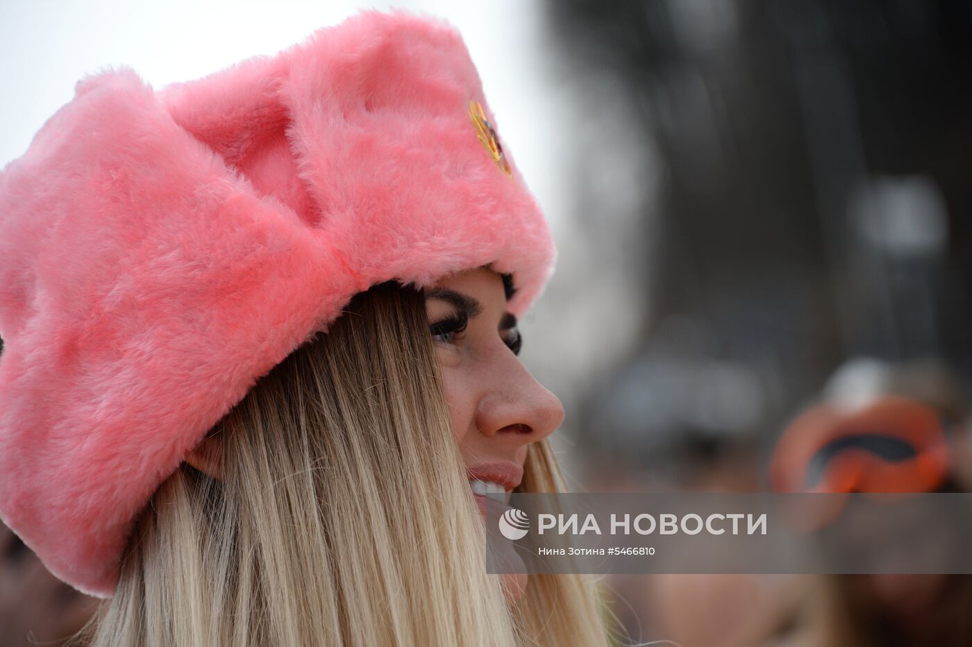 Спуск с горы в купальниках на карнавале BoogelWoogel-2018 в Сочи